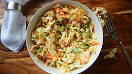Jak připravit zelný salát z čerstvého zelí? Je skvělou přílohou k obědu i ke grilovaným pokrmům