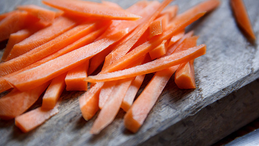Jak krájet zeleninu na proužky. Vyzkoušejte mrkev nebo celer ve stylu "julienne"