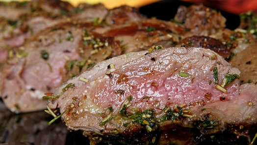 Vaření, pečení a dušení masa: Jak se vyvarovat nejčastějších chyb při tepelné úpravě