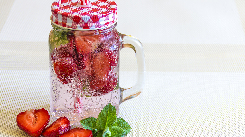 Ledové kostky s ovocem jsou do letních nápojů jako stvořené. Jejich příprava nadchne i děti