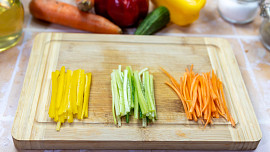 Krájení zeleniny stylem julienne přidá jídlům šmrnc i elegantní vzhled. Pomůže vám naše názorné video