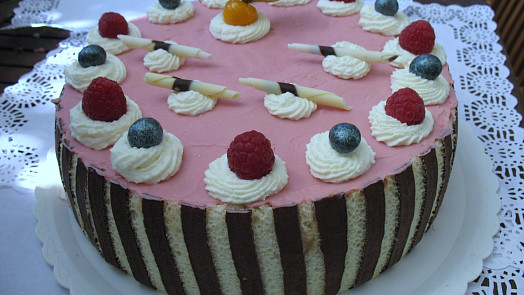 Růžovou polevu na dort s námi zvládne každý. Vyberte si buď cukrovou nebo z ruby čokolády