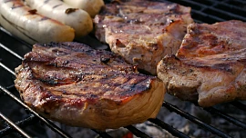 Proč nakládat maso před grilováním do oleje a jaký olej k tomu použít? Vysvětlení je jednoduché