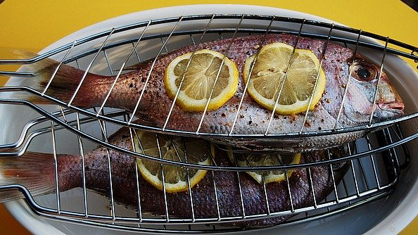 Ryby na grilu: Jak dlouho je grilovat a při jaké teplotě? Záleží na velikosti i na tloušťce masa
