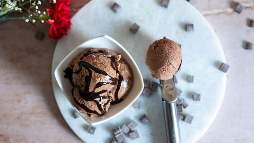 Jak připravit osvěžující zmrzlinu s krásně krémovou texturou i bez zmrzlinovače. Zvládnete to podle videa