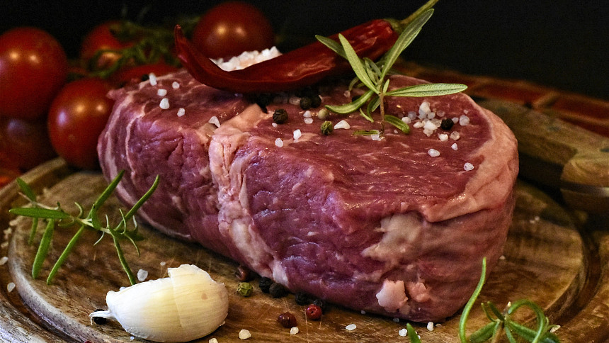Čím potírat maso na grilu, aby nebylo vysušené? Pokud jste ho nestihli včas naložit, poradíme vám