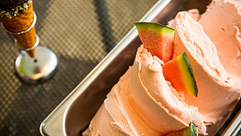 Melounová zmrzlina nebo tříšť se dají připravit rychle a jednoduše. Poradíme vám, jak na to
