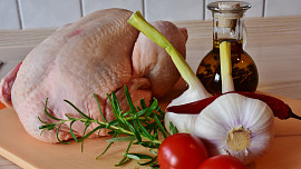 Jak připravit kuře na paprice bez smetany? Vyzkoušejte kuřecí paprikáš nebo kuřecí perkelt