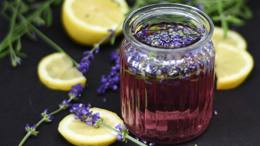 Jak připravit levandulový sirup? Výborně se hodí na výrobu domácí limonády s vůní léta