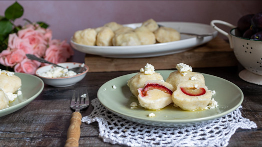 Jak připravit tvarohové knedlíky s ovocem? Máme pro vás jednoduchý recept, který využijete na různé druhy náplní