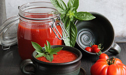 Sugo: Italská rajčatová omáčka s bazalkou se skvěle hodí na pizzu i těstoviny