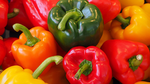 Jak snadno očistit větší množství paprik? Po vykrojení je zbavíme semínek a plody opláchneme vodou