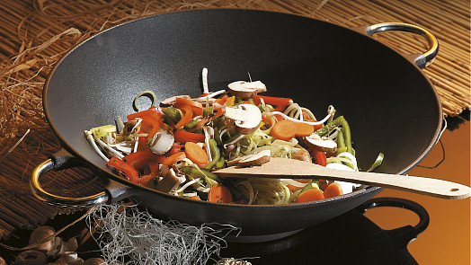 Jak připravit stir-fry? Připravuje se prudkým smažením kousků masa a zeleniny v horkém oleji ve woku