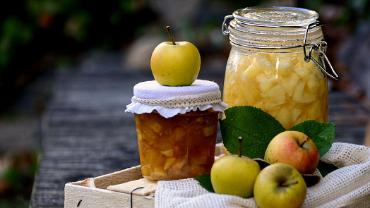 Máte trochu jablek, hrušek nebo jiného ovoce, které se nevyplatí zavařovat? Připravte si rychlý kompot do hrnce