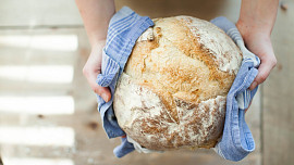 Jak uchovat chléb a pečivo co nejdéle čerstvé? Žádná lednice, vsaďte na přírodní materiály