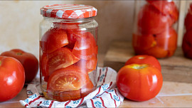 Jak zavařit rajčata? Naučíme vás jednoduchý recept na zpracování velké úrody
