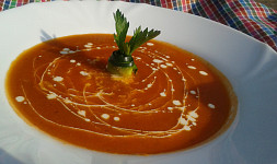 Rajčatová polévka s cuketou: Tato lehká letní polévka se výtečně hodí na rychlou večeři