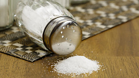 Jak na to, aby sůl ve slánce nezvlhla: Poradíme vám pár triků, díky kterým zůstane sůl sypká