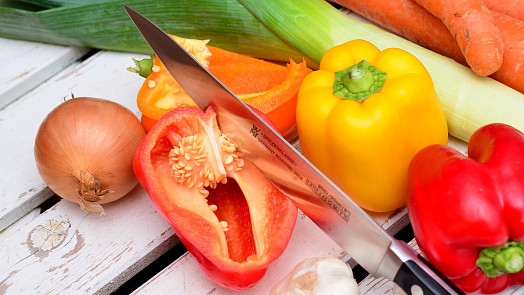 Jak oloupat nebo spařit papriku? S našimi tipy budete mít během chvilky hotovo
