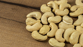Jak upražit kešu oříšky a loupané arašídy? Vyzkoušejte je na pánvi nebo na plechu. Poradíme s postupem