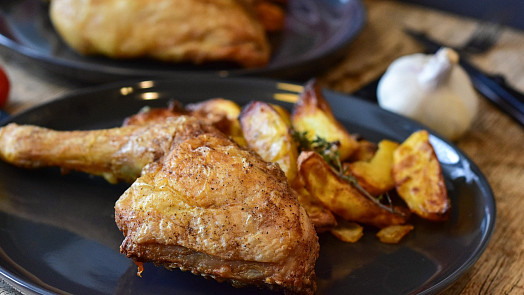 Šťavnatá pečená kuřecí stehna: Není jednodušší přípravy masa v troubě. Poradíme vám, jak na to