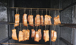 2 varianty uzení masa v udírně: Jakou zvolit teplotu na studený a teplý kouř