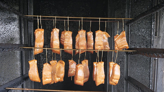 2 varianty uzení masa v udírně: Jakou zvolit teplotu na studený a teplý kouř