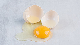 Jak rozklepnout vejce? Jde to několika jednoduchými způsoby