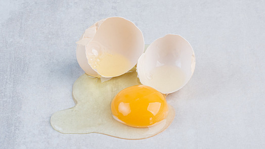 Jak rozklepnout vejce? Jde to několika jednoduchými způsoby