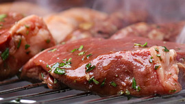 Jak dlouho vydrží naložené maso? Záleží na druhu masa a na teplotě v lednici