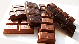 Jak temperovat čokoládu: Kvalitní, báječně křupavá čokoláda se v ruce nerozpustí