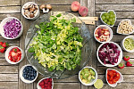 Salát dodá vitamíny, osvěží, zasytí a můžete do něj dát cokoliv dle libosti