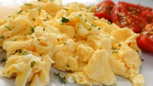 Jak připravit dokonalá míchaná vejce? Máme pro vás video se dvěma způsoby