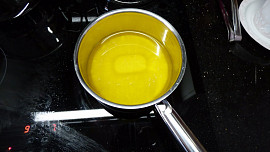 Jak vyrobit přepuštěné máslo (ghí) v pohodlí domova? Videonávod vám poradí
