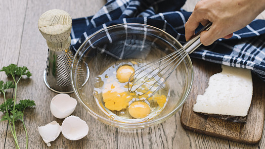Jak ušlehat vejce. 3 oblíbené způsoby šlehání pro různé účely