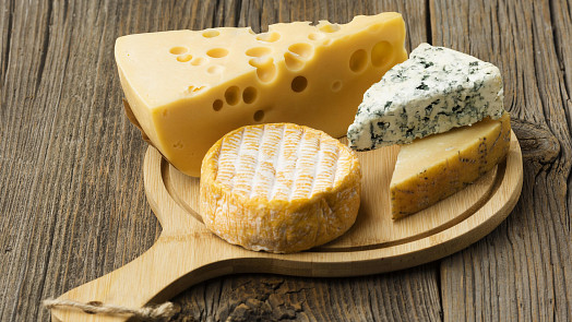 Jak vyudit sýr v domácí udírně? Výsledek uzení je překvapivě chutný