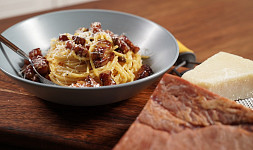 Co patří do špaget carbonara? Nesmí chybět pancetta, parmezán a vejce