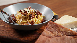 Co patří do špaget carbonara? Nesmí chybět pancetta, parmezán a vejce