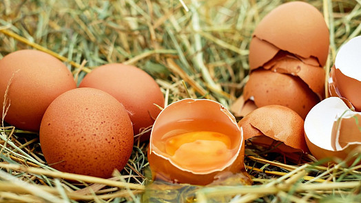 Jak snadno rozklepnout vejce? Videonávod vám ukáže hned několik způsobů