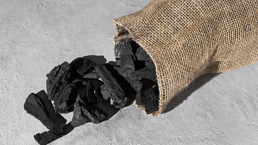 Čertovské uhlí: Jak na přípravu jedlého uhlí do mikulášského balíčku