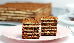 Marlenka, medový dort s krémem a ořechy: Víte, odkud pochází a jak se připravuje?