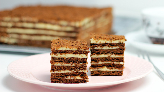 Marlenka, medový dort s krémem a ořechy: Víte, odkud pochází a jak se připravuje?