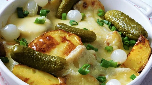 Co je to raclette a jak ho připravit? Rozpečený sýr s oblíbenými pochutinami vás nadchne