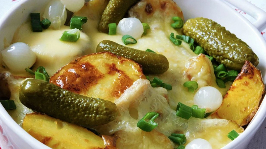 Co je to raclette a jak ho připravit? Rozpečený sýr s oblíbenými pochutinami vás nadchne