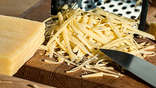 Jak strouhat sýr? Vyzkoušejte 3 jednoduché tipy pro snadnější strouhání