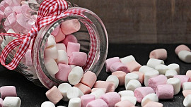 Modelovací hmotu připravíme také z pěnových bonbonů marshmallow
