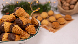Plněné ořechy: Vánoční cukroví plné oříšků a zdobené čokoládou chutná báječně