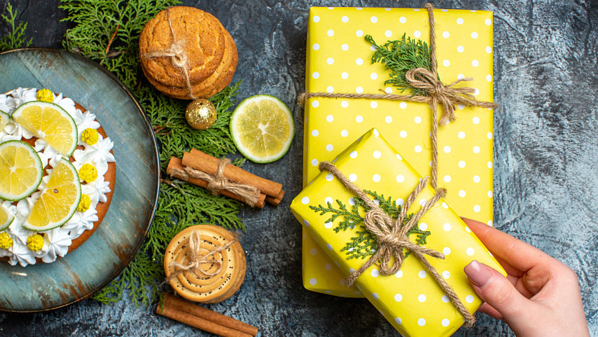 Vánoce a jedlé dárky patří k sobě: Poradíme pár tipů, čím své blízké obdarovat