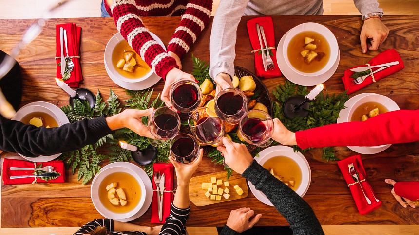 Tradiční pokrmy na vánočním stole: Milujeme rybí polévku, kapra se salátem a vánočku