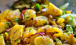 Jak na bramborový salát bez majonézy. Nahraďte ji nebo salát ochuťte zcela jinak